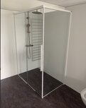 samo acrux 2 delige schuifdeur + vaste wand maat 1370-1390x870-890mm hoog 2000mm kleur mat wit helder glas samo acrux 2 delige schuifdeur + vaste wand maat 1370-1390x870-890mm hoog 2000mm kleur mat wit helder glas